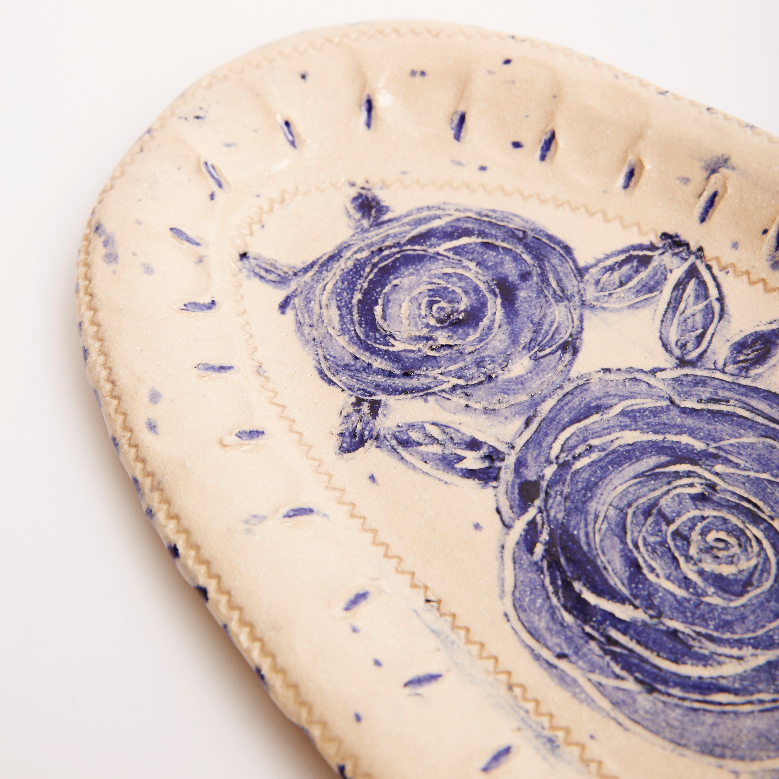 BLUE WHITE ROSE PLATE