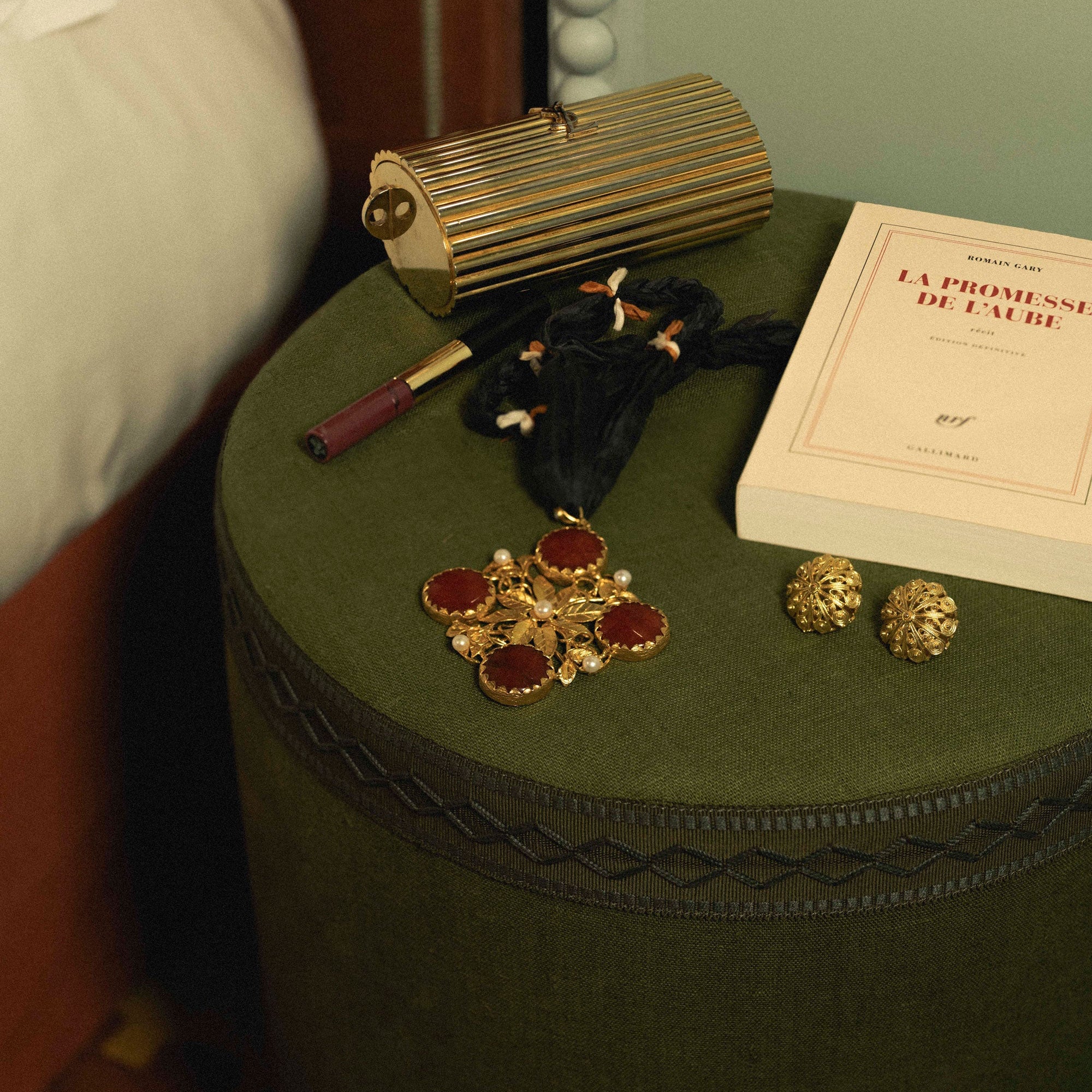 STAR SEAT STOOL - KAKI LINEN - MAYFAIR TRIM